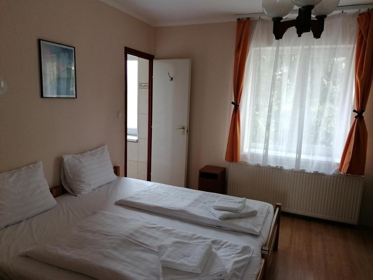 Bed and Breakfast Hullam Panzio à Hajdúszoboszló Extérieur photo