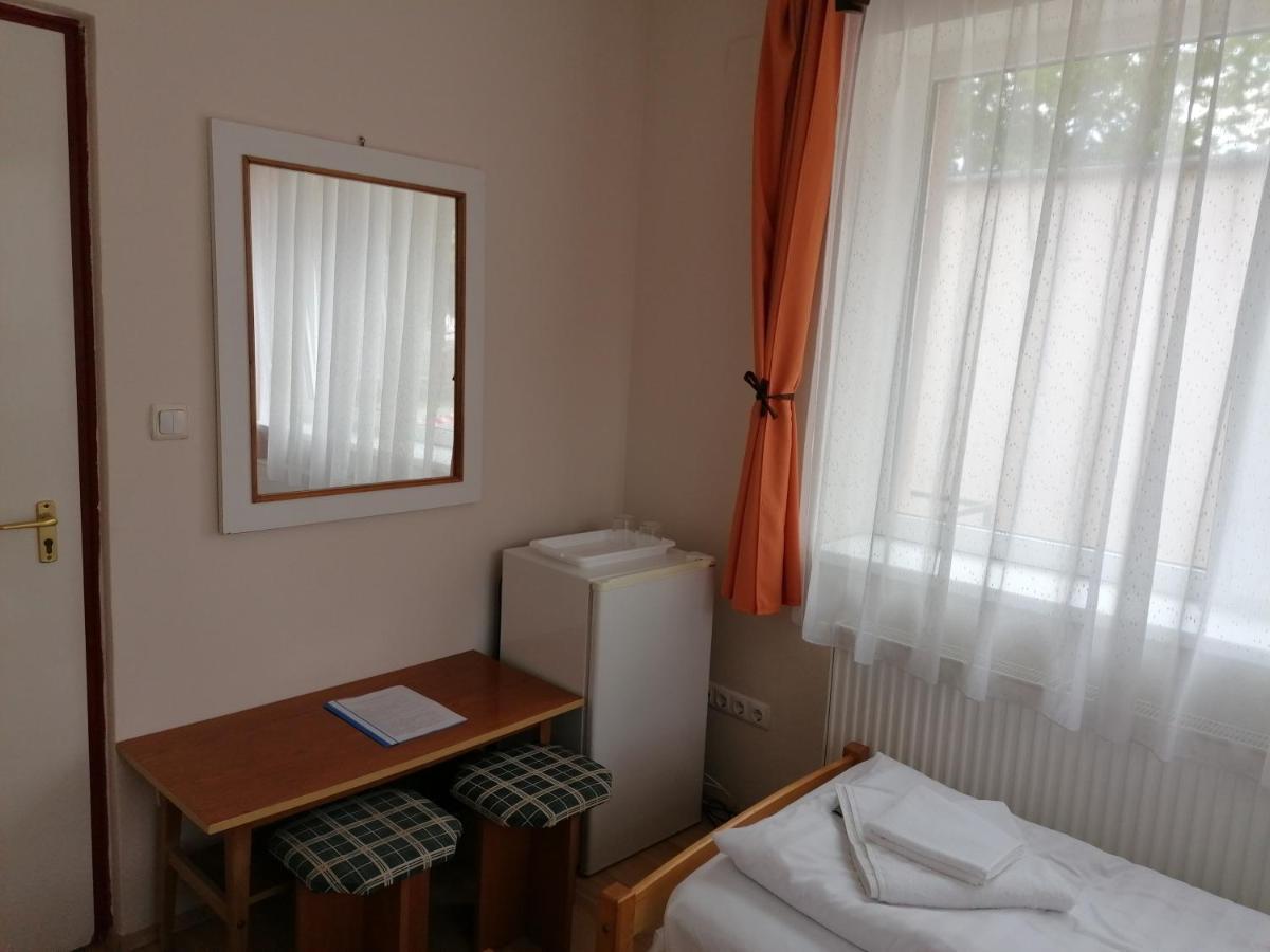 Bed and Breakfast Hullam Panzio à Hajdúszoboszló Extérieur photo